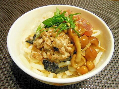 納豆とマグロとなめこのヌルヌルぶっかけうどん♪